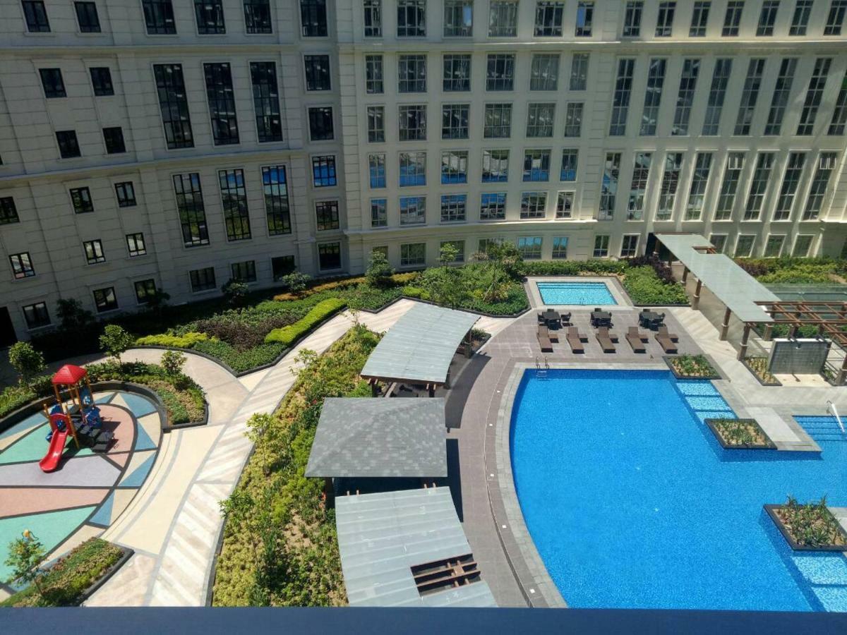 Eighty One Newport Boulevard Manila Exterior foto